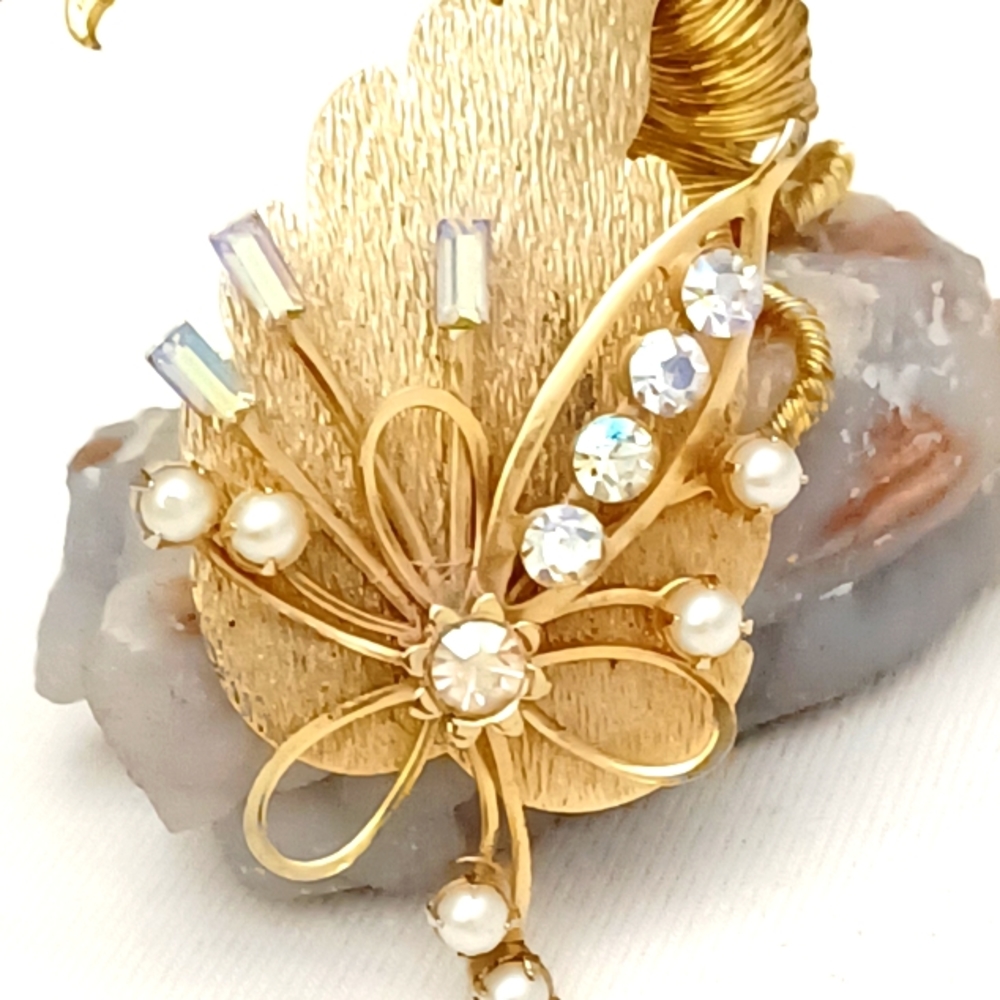 VINTAGE TRIFARI GOLD TONE & PEARL BROOCH - Picture 5 of 7